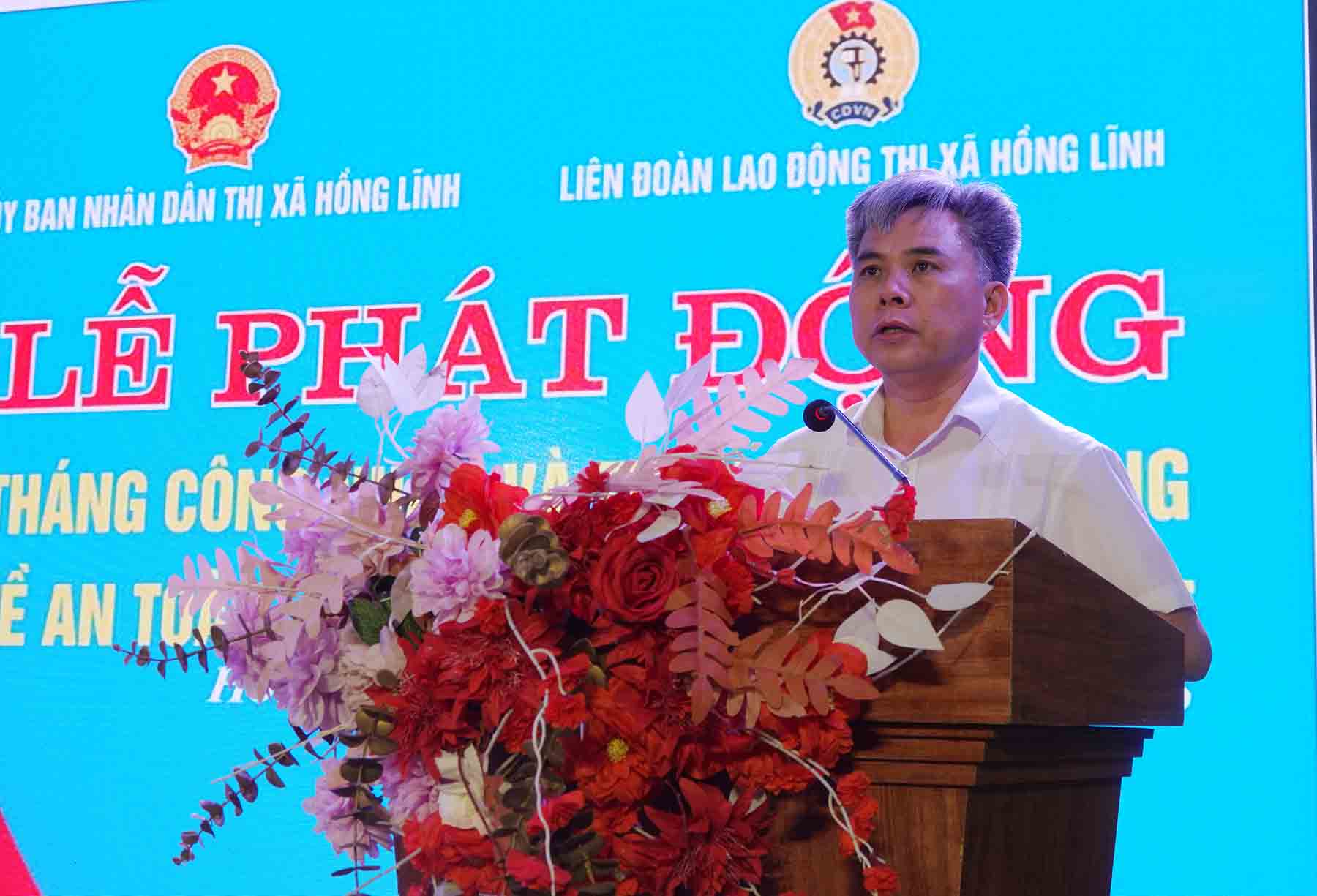 Mr. Ton Quang Ngoc - Vice Chairman of Hong Linh Town People's Committee launched Workers' Month and Month of Action on Occupational Safety and Hygiene. Photo: Tran Tuan.