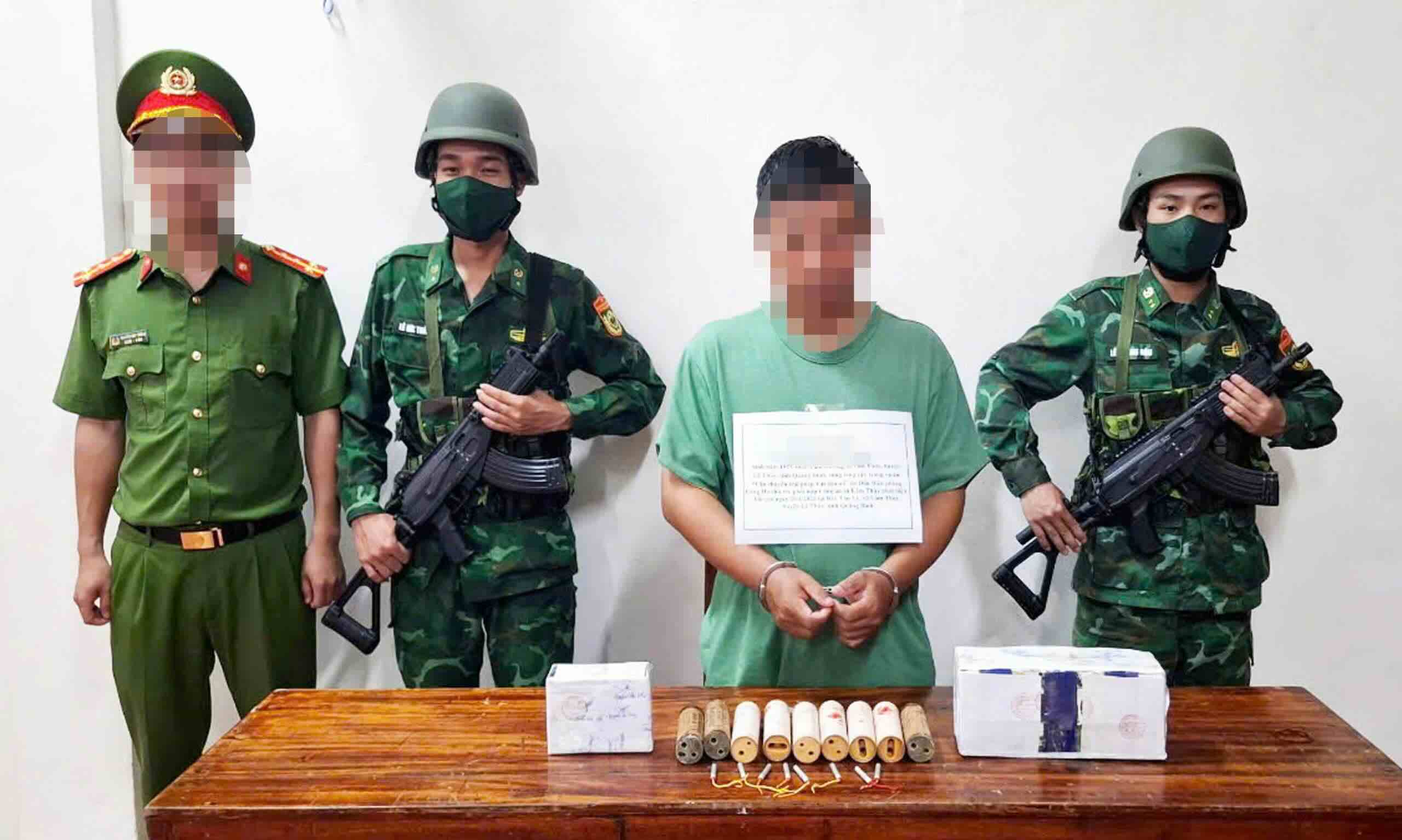 El sujeto transportaba explosivos sin autorizacion. Imagen: proporcionada por el Departamento de Seguridad Nacional de Quang Binh