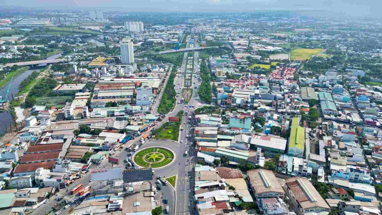 Quoc lo 1 qua huyen Binh Chanh (TPHCM) se mo rong len 10 - 12 lan xe. Anh: Anh Tu