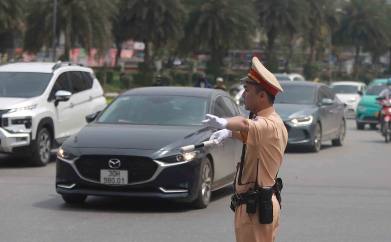 The authorities organized traffic flow and limited vehicles moving into My Dinh National Stadium to organize the "North-South Agreement" event. Photo: Hanoi Police