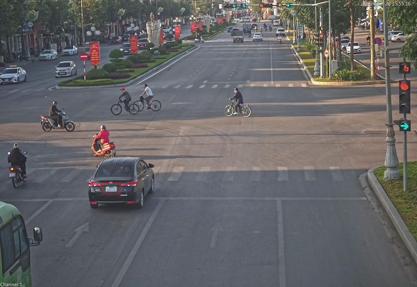 Los vehiculos que cruzan la luz roja son castigados por frio en la calle 4 Hung Vuong - Huyen Quang, ciudad de Bac Giang. Foto de la Policia de Baekje