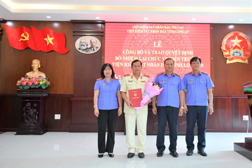 Mr. Truong Van Nghi (2nd, left) received the decision to re-appoint the position of Chief Prosecutor of the Long An Provincial People's Procuracy. Photo: Duy Minh