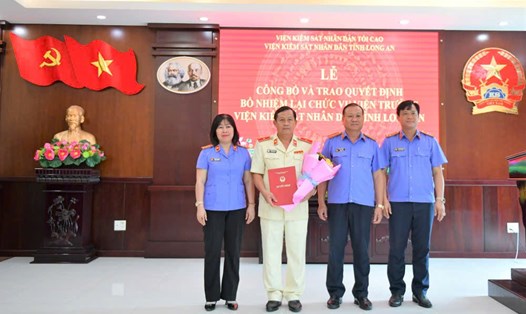 Ông Trương Văn Nghị (thứ 2, trái sang) nhận quyết định bổ nhiệm lại chức vụ Viện trưởng VKSND tỉnh Long An. Ảnh: Duy Minh