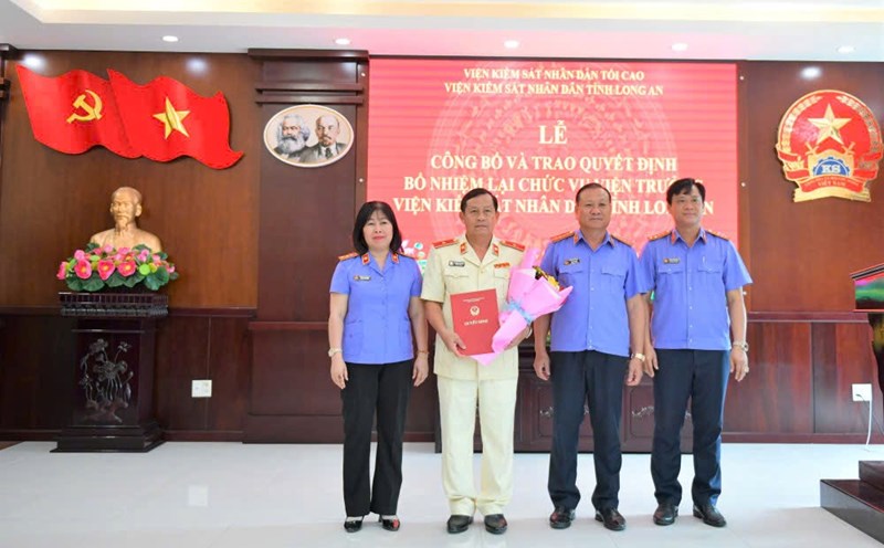 Mr. Truong Van Nghi (2nd, left) received the decision to re-appoint the position of Chief Prosecutor of the Long An Provincial People's Procuracy. Photo: Duy Minh