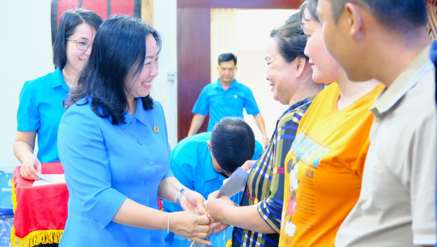 Permanent Vice President of the Vietnam General Confederation of Labor Thai Thu Xuong presented gifts to workers. Photo: My Ly