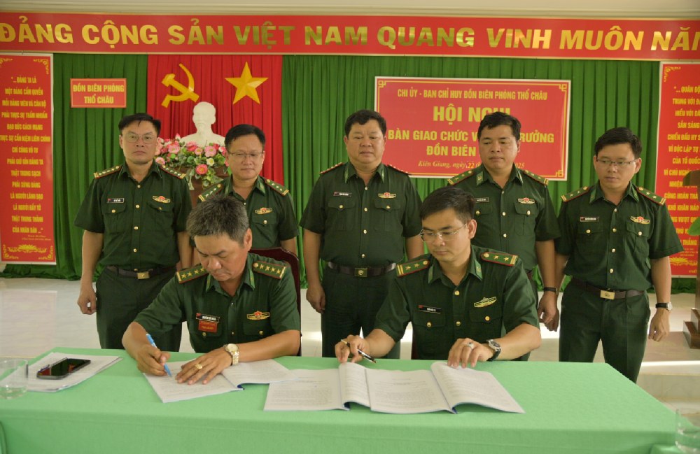 Colonel Pham Van Thang, (standing in the middle) Commander of the Kien Giang Provincial Border Guard, witnessed the signing of the minutes of the handover of the station chief. Photo: Tien Vinh