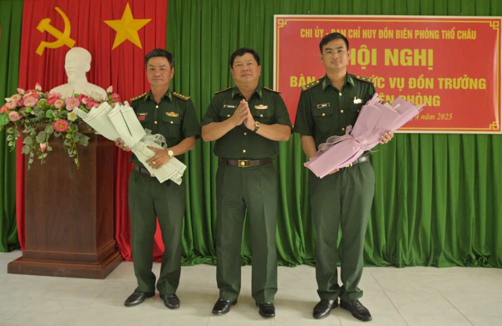 Dai ta Pham Van Thang tang hoa chuc mung dai uy Nguyen Huu Nhan (trai) va trung ta Tran Van Tu (phai). Anh: Tien Vinh