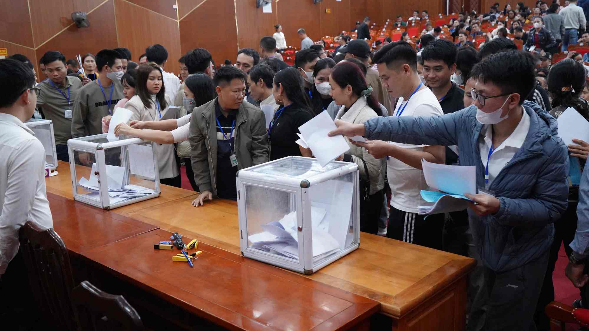 Phien dau gia 28 thua dat tai thon Binh Xa, xa Binh Phu, huyen Thach That cuoi nam 2024. Anh: Cong tin thong tin dien tu huyen Thach That