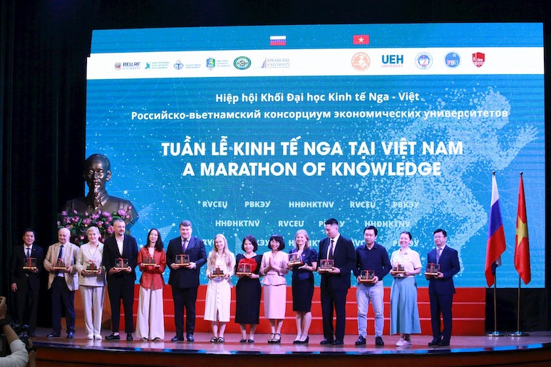Cac dai bieu nhan qua ky niem tai su kien. Anh: Nguyen Hoai.