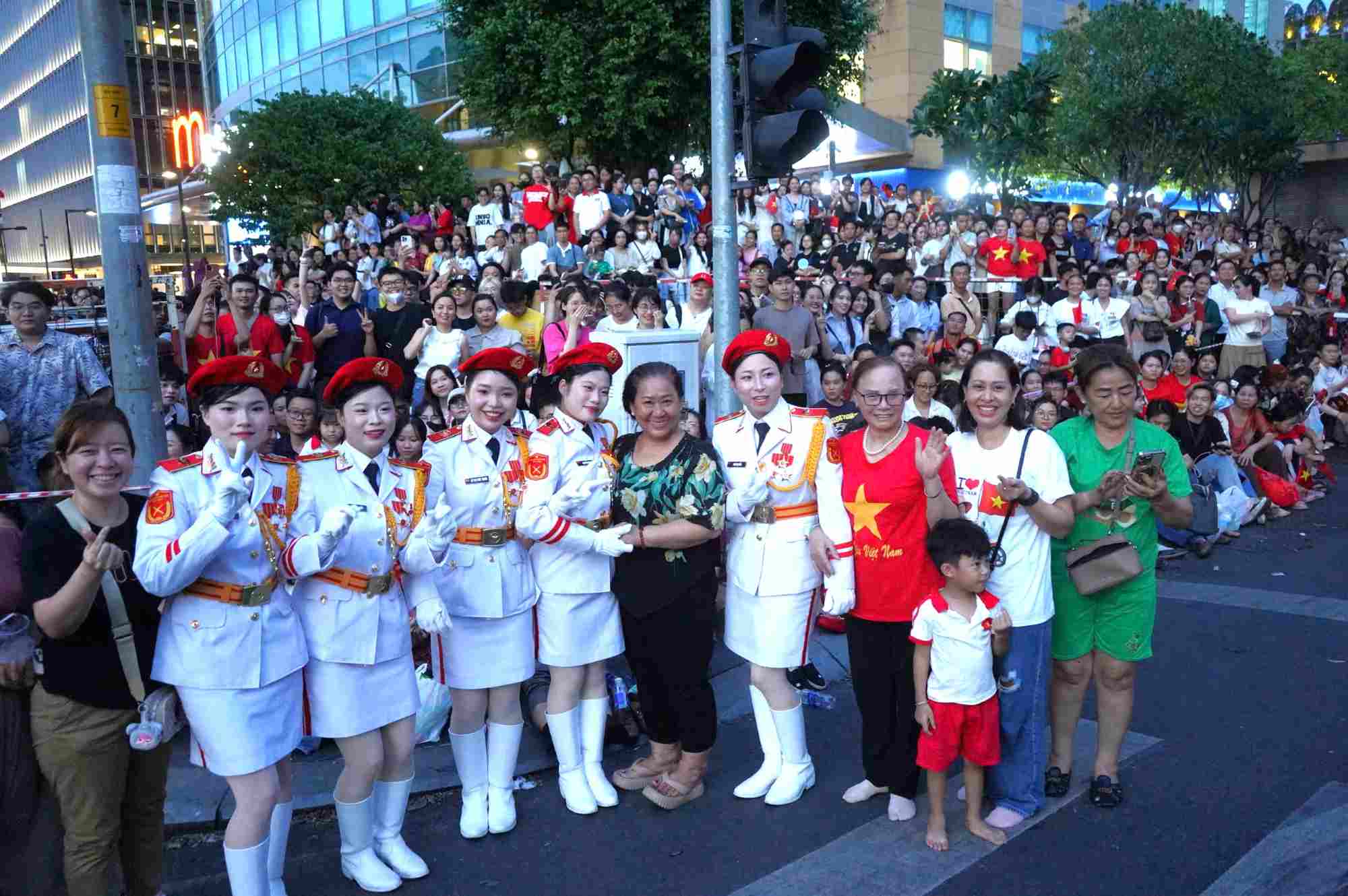 People took the opportunity to take photos with the soldiers before the training session. Photo: Anh Tu