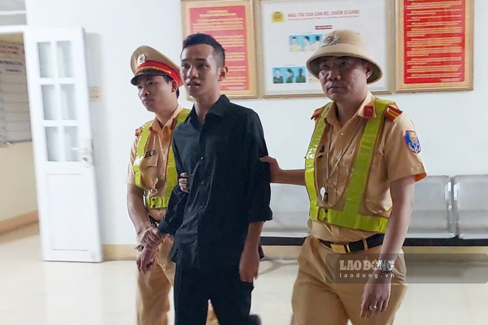 Đối tượng Nguyễn Quang Nhật bị lực lượng Trạm CSGT Tuy Phước, Phòng CSGT Công an tỉnh Bình Định bắt giữ khi đang lẩn trốn qua Bình Định. Ảnh: Phúc Anh