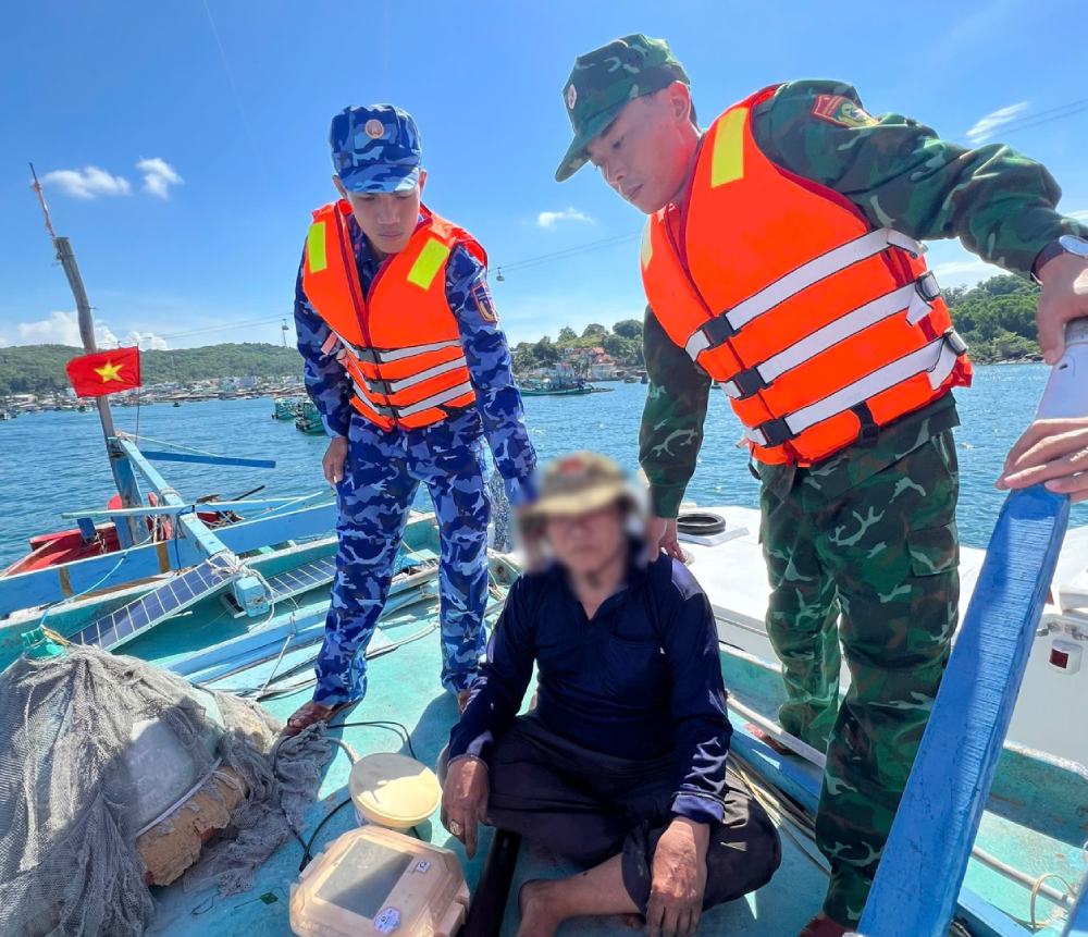 Lực lượng chức năng bắt quả tang trên tàu cá của ông Thương có chở 2 thiết bị giám sát hành trình của tàu cá khác. Ảnh: Biên phòng cung cấp