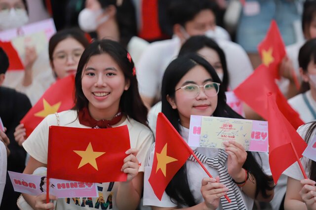 People look forward to the scene of tanks at the "North-South meeting"
