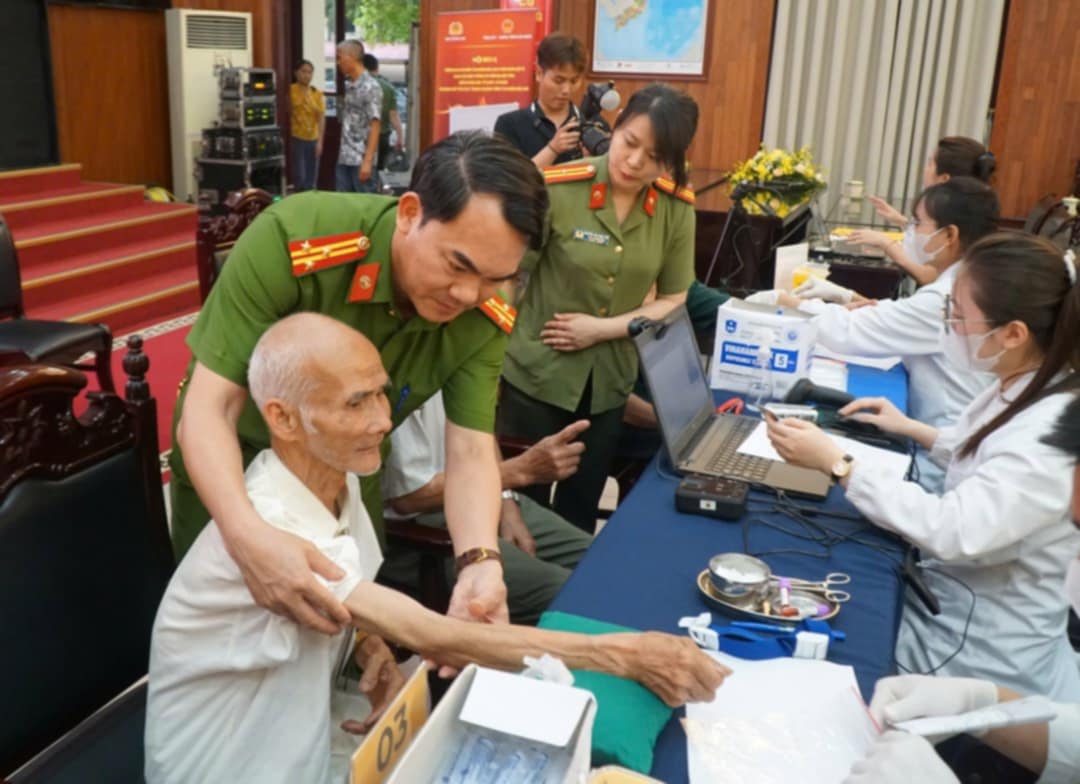 Ha Nam Provincial Police organized a peak period to collect DNA samples of unidentified martyrs in the area to soon detect and identify the identities of the martyrs. Photo: Ha Vi