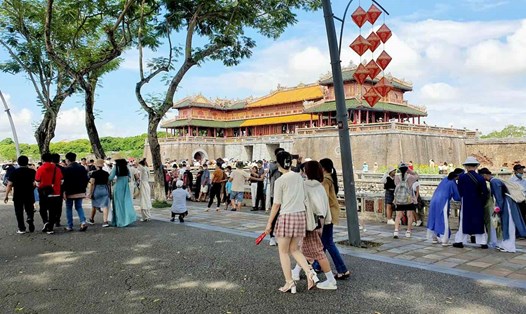 Du khách tham quan di tích Huế. Ảnh: Phúc Đạt.