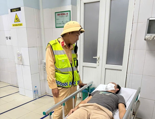 CSGT Nghệ An đưa người dân nguy kịch đi cấp cứu kịp thời