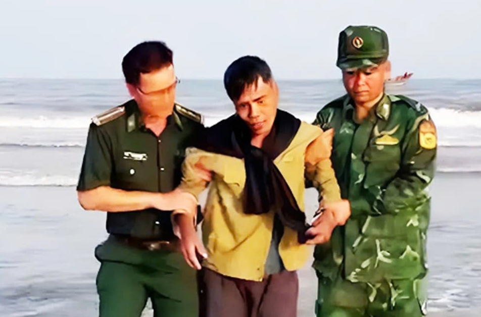Fisherman Pham Ngoc Tan was received and given first aid by Roon Border Guard Station. Photo: Border Guard