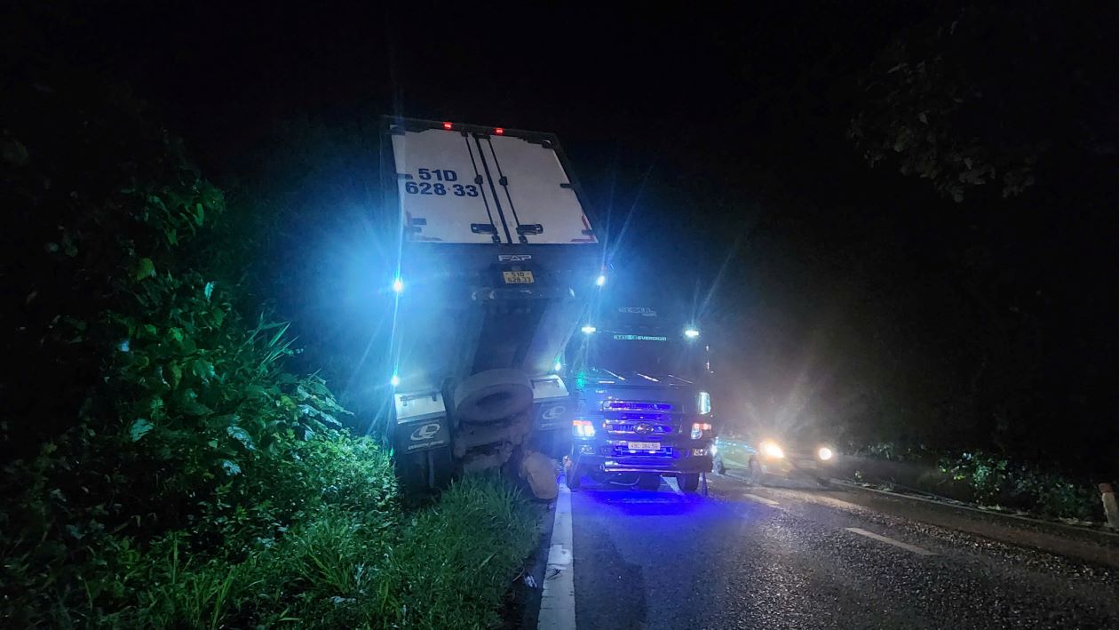 The car was hanging after the accident on Bao Loc Pass. Photo: Lam Hong