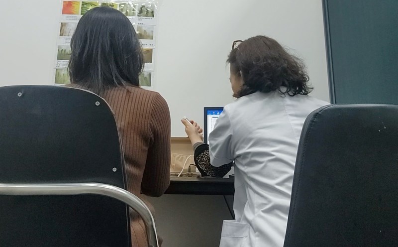 Crownx Health Care and Beauty Joint Stock Company was fined VND90 million for providing medical examination and treatment services without a license. Photo: Group of reporters