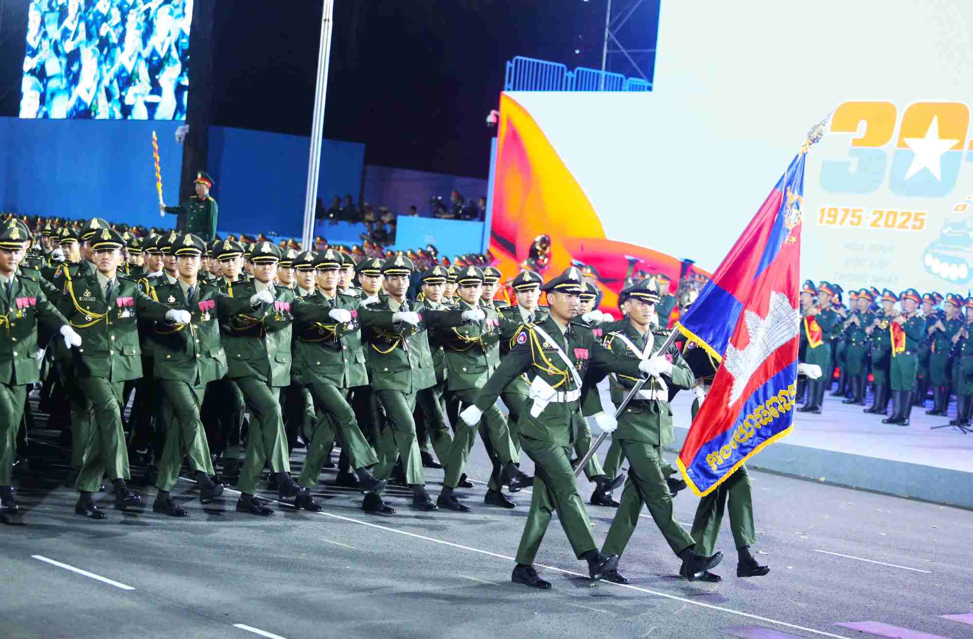 The Cambodian army parade participated in a training session on Le Duan Street (District 1, Ho Chi Minh City) on the evening of April 22. Photo: Thanh Vu