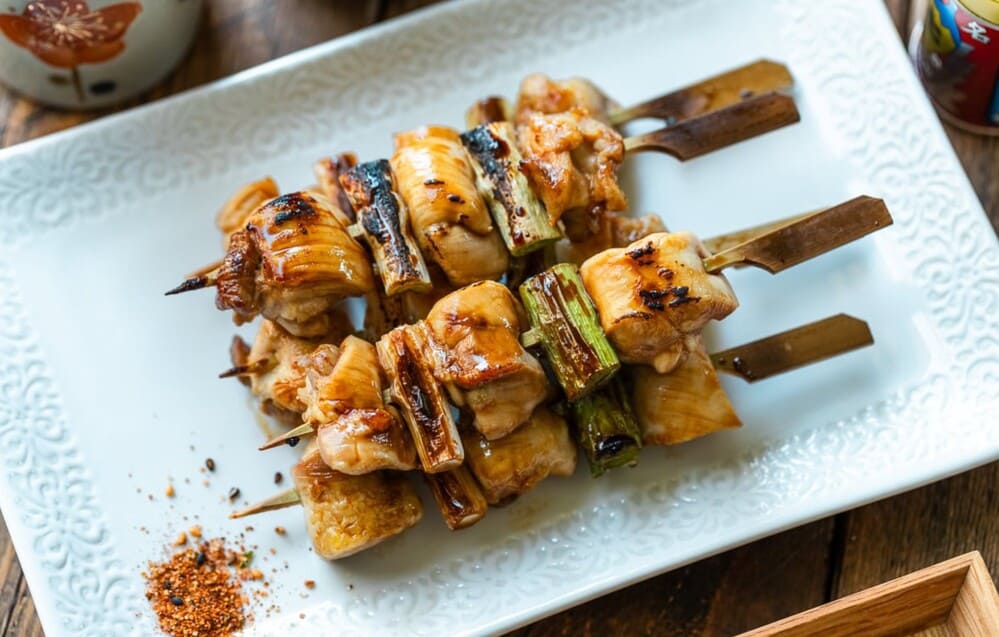 El pollo asado Yakitori japones puede ser facilmente preparado de forma sencilla y rapida. Imagen: Naciones Unidas