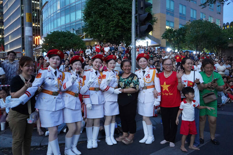 Warm affection between the army and the people on the second training night in Ho Chi Minh City.