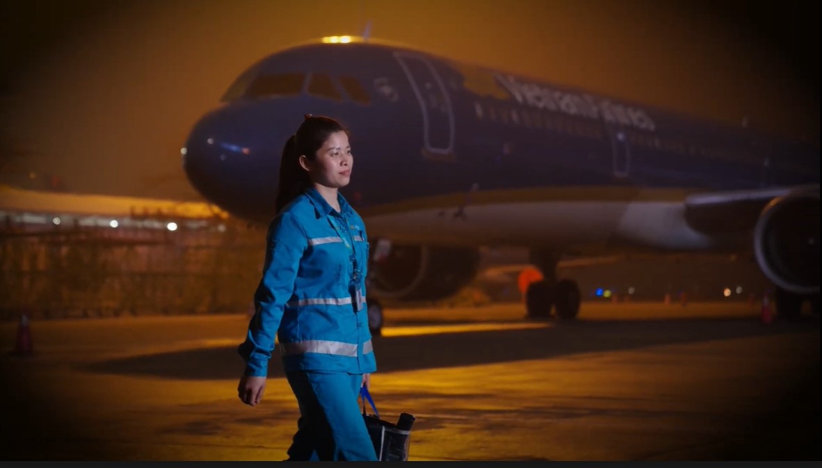 Ms. Vu Thi Phuong has been involved in aircraft cleaning for the past 14 years. Photo: Anh Ngoc