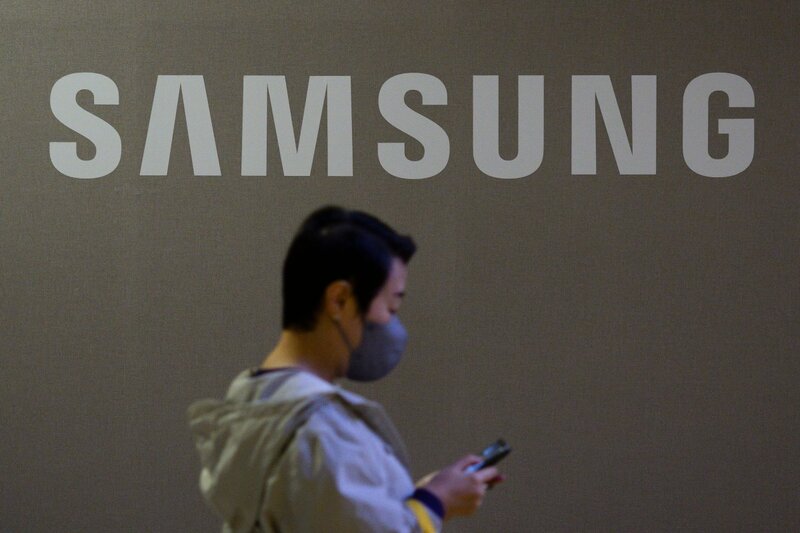 Samsung has received a huge amount of money each month to install Google's AI on its phones. Photo: AFP