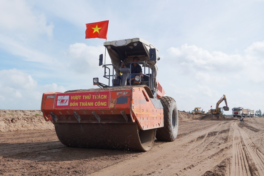 Equipment, machinery and workers for the construction of the Can Tho - Ca Mau expressway. Photo: Ta Quang