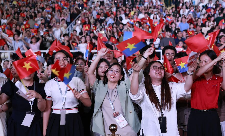 Thousands of people were present at My Dinh Stadium to attend the program " spreading the West - South". Photo: Hai Nguyen