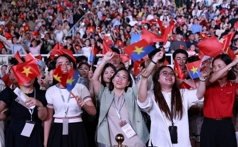 Thousands of people were present at My Dinh Stadium to attend the program " spreading the West - South". Photo: Hai Nguyen