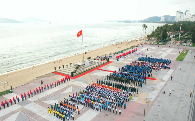 Khanh Hoa organizes a flag-raising ceremony, launching Workers' Month 2025. Photo: Phuong Linh
