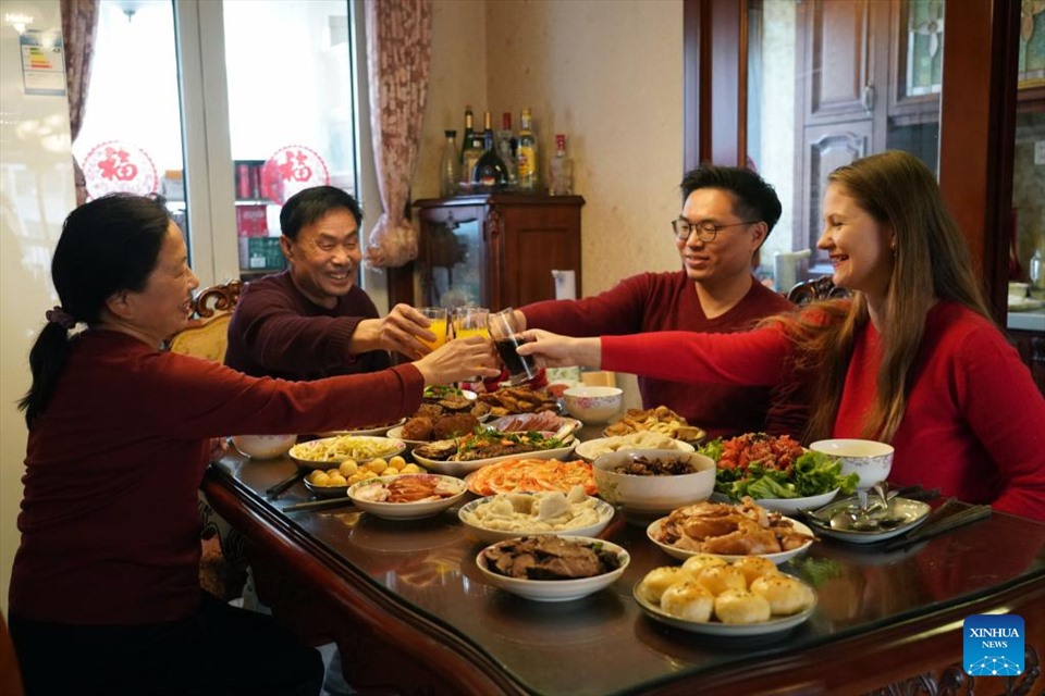 The wife knows that being skillful and sincere will make the husband proud and secure. Photo: Xinhua