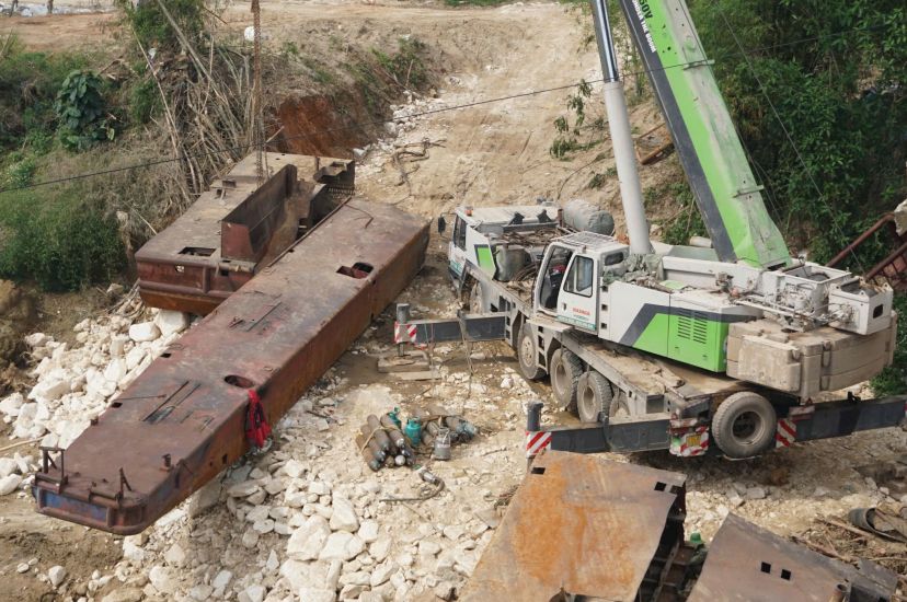 The remains of the ships remaining after the collisions were pulled out of the river by the authorities. Photo: Van Duc