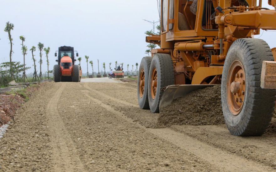 Las maquinas, los vehiculos y la construccion se reanudaran despues de que el proyecto sea ajustado. Imagen de la pagina web de la organizacion