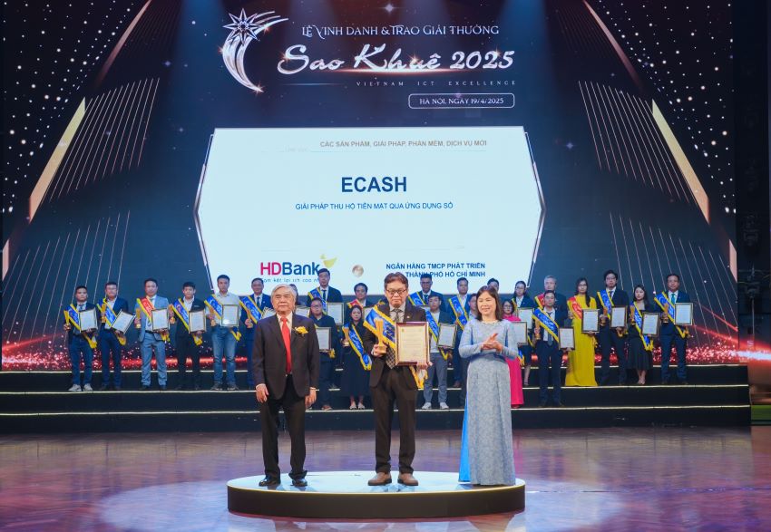El Sr. Chen Haifuang, Director de la Unidad de Clientes Empresariales de HDBank, recibio el premio de la estrella de la ciudad. Imagen de HDBank