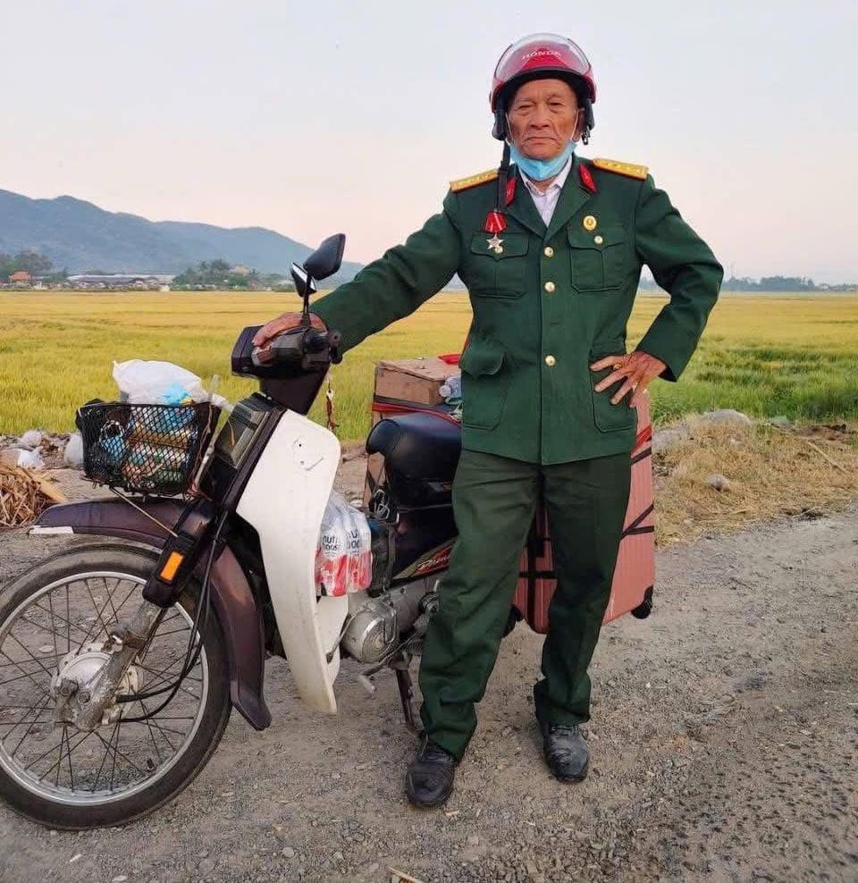 A 76-year-old veteran in Nghe An drove a motorbike across Vietnam to watch the April 30 parade. Photo: Character provided