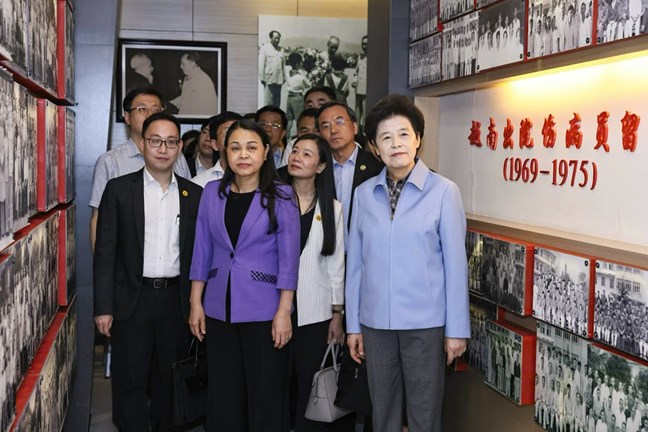 El Vicepresidente y Secretario General Nguyen Thi Thu Ha y su delegacion visitaron el Hospital de Nam Khesang. Imagen de la ciudad de Quang Vinh