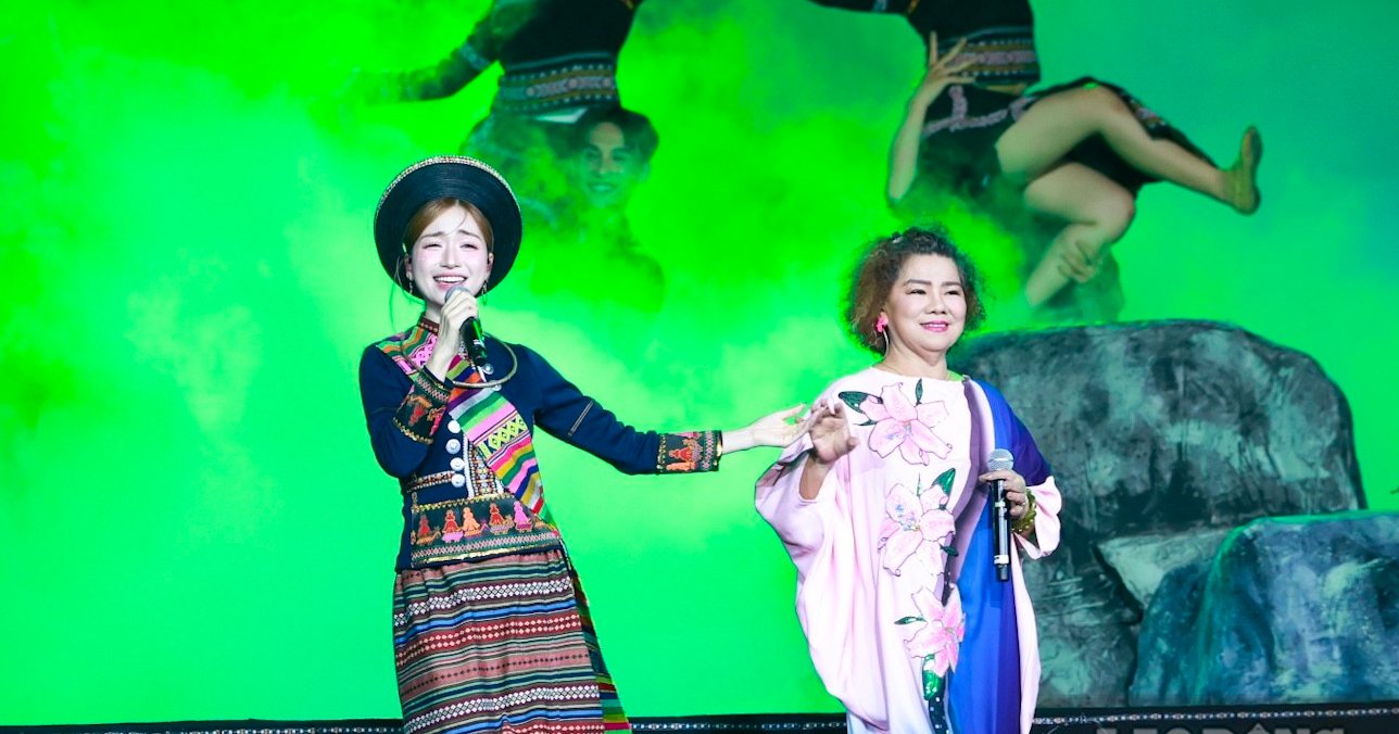 Hòa Minzy nắm tay NSND Thanh Hoa khi thể hiện ca khúc “Rừng xanh vang tiếng Ta Lư“. Ảnh: Hải Nguyễn