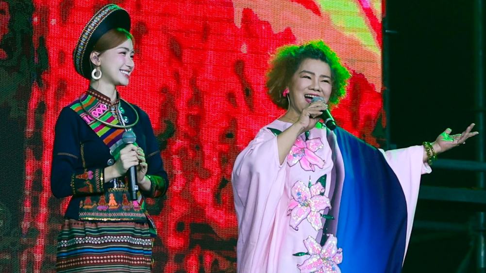People's Artist Thanh Hoa and Hoa Minzy sang a duet in the program "Hen uoc Bac - Nam". Photo: Hai Nguyen