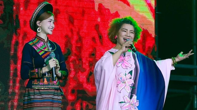 NSND Thanh Hoa nói về màn song ca với ca sĩ Bắc Bling Hòa Minzy
