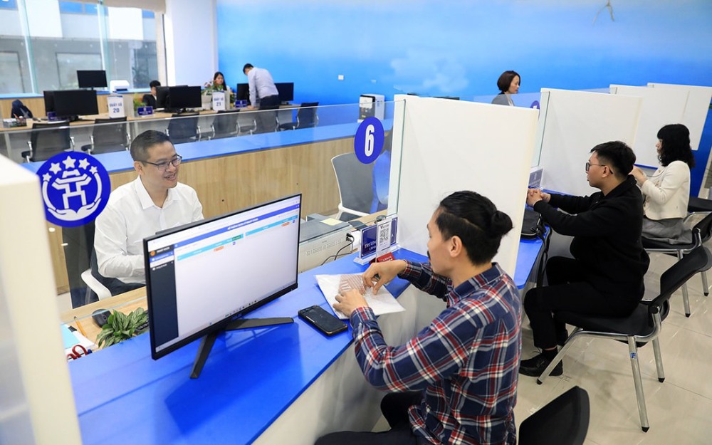 Prepare to review and re-evaluate the assignment and management of staff. Illustrative photo: Hanoi.gov.vn