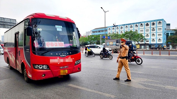 Hanoi tightens management of illegal buses and bus stations during the April 30 - May 1 holiday. Photo: Tuan Hiep