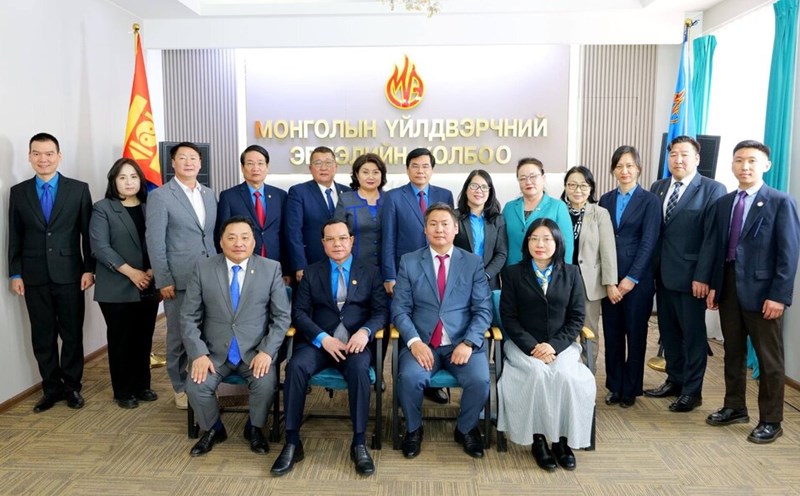 The delegation of the Vietnam General Confederation of Labor and the leaders of the Mongolian General Confederation of Labor. Photo: Nguyen Nhung