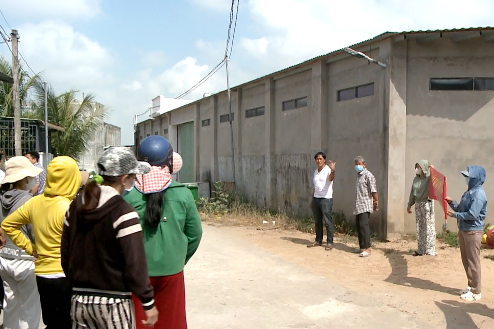 People gathered and hung banners protesting the activities of the ink factory in Phu Hau village (Phu Cat district, Binh Dinh). Photo: Hoai Luan