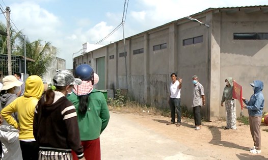 Người dân tập trung, treo băng rôn phản đối hoạt động của xưởng mực tại thôn Phú Hậu (huyện Phù Cát, Bình Định) . Ảnh: Hoài Luân