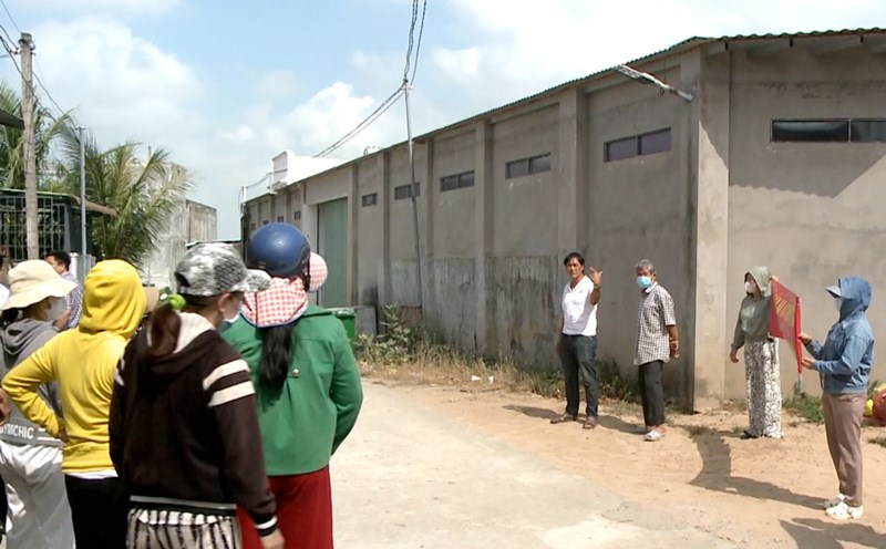 People gathered and hung banners protesting the activities of the ink factory in Phu Hau village (Phu Cat district, Binh Dinh). Photo: Hoai Luan