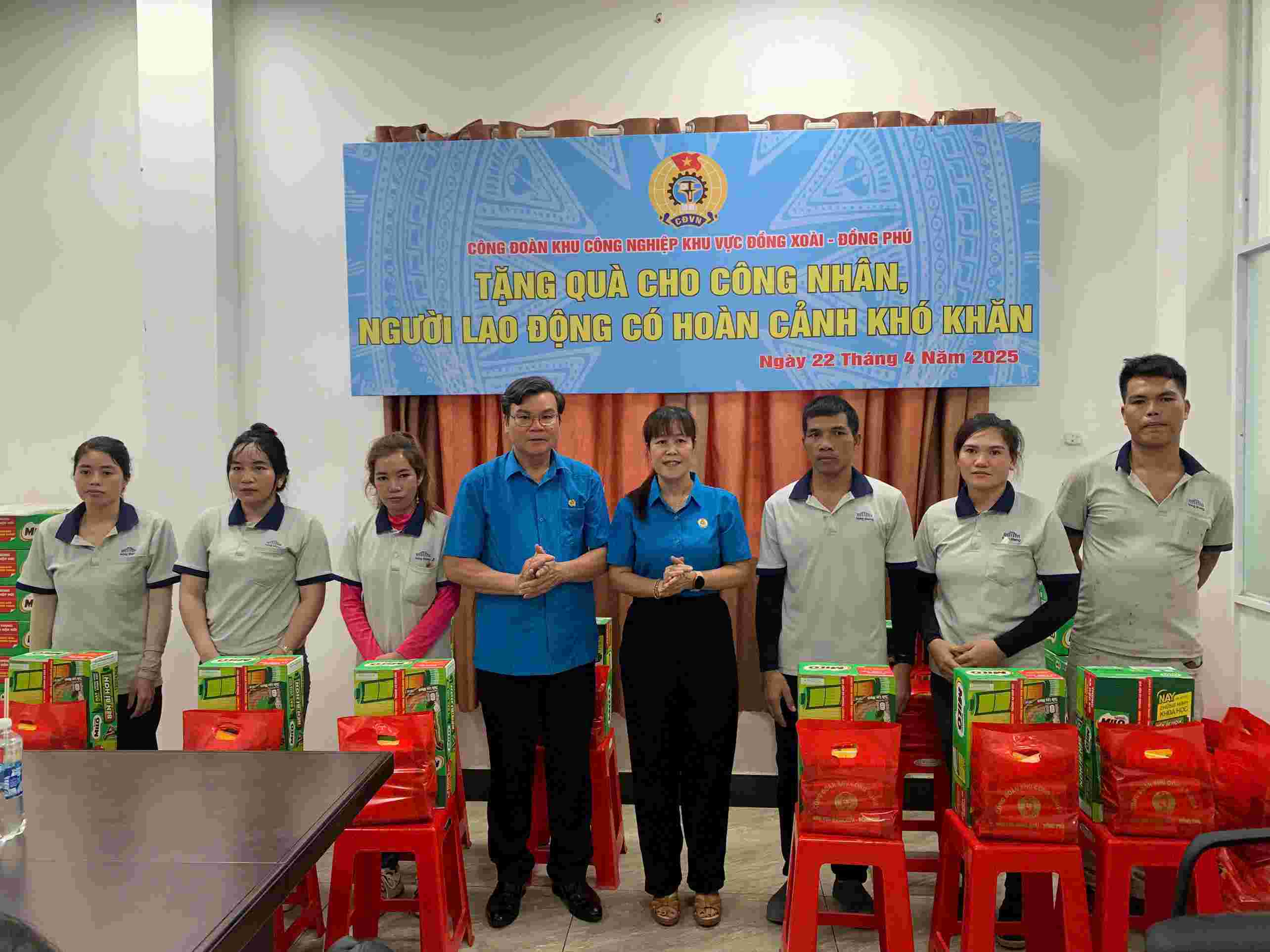 Sr. Nguyen Van Sang - Vicepresidente de la Federacion Laboral de Binh Phuoc y la Sra. Ngo Thi Yen - Presidente de Dong Xoai - Dong Phu Industrial Park Sindical Presento regalos de Nestle Vietnam a miembros de la Union en el Colegio de Basos de Hong Sheng Vietnam Co., Ltd. Foto: Luong Tung