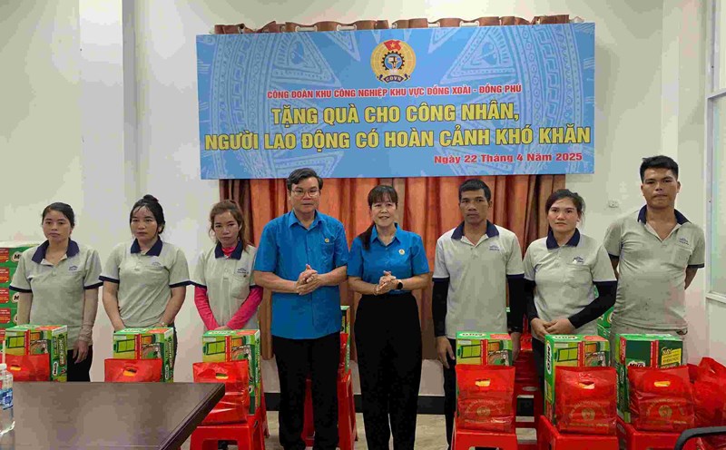 Mr. Nguyen Van Sang - Vice President of Binh Phuoc Labor Federation and Ms. Ngo Thi Yen - President of Dong Xoai - Dong Phu Industrial Park Trade Union presented gifts from Nestle Vietnam to union members at the Hong Sheng Vietnam Co., Ltd. Trade Union. Photo: Luong Tung