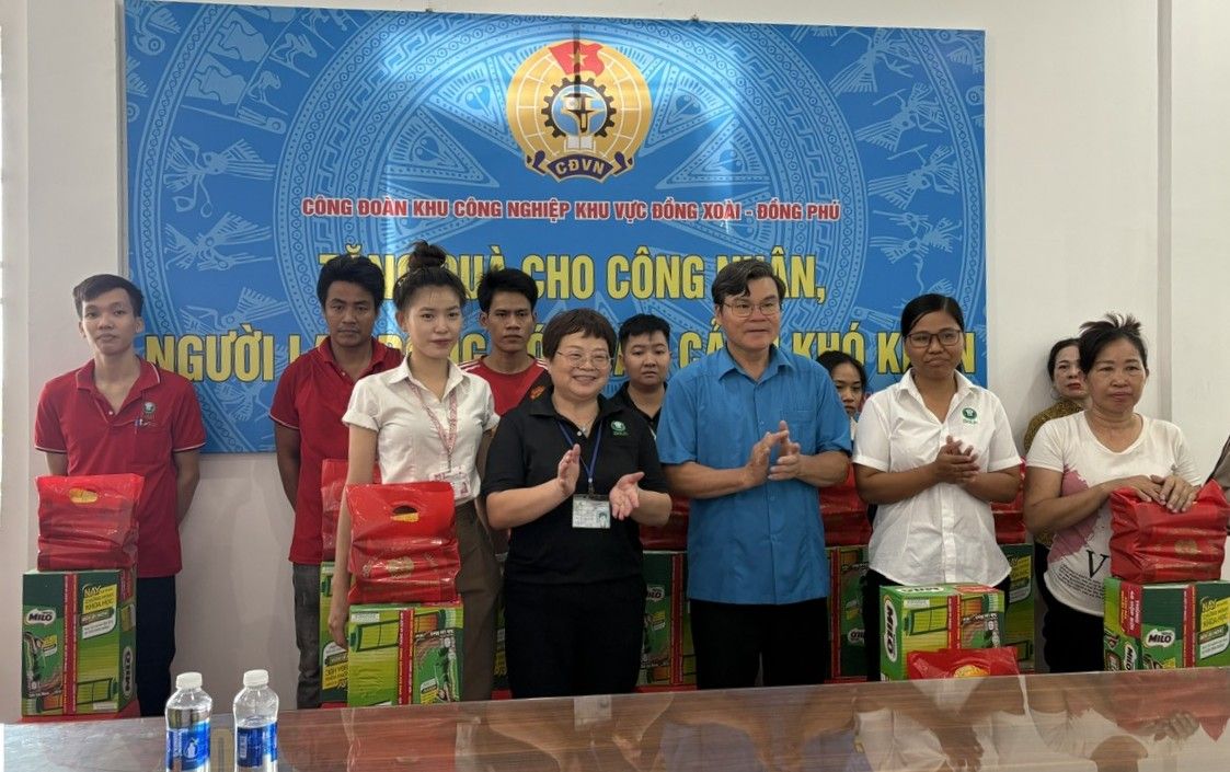 Ong Nguyen Van Sang  va lanh dao doanh nghiep trao sua lua mach Nestle Milo va nuoc tuong Maggi Nestle cho doan vien tai CDCS Cong ty TNHH Noi that Bolin Binh Phuoc. Anh: Luong Tung
